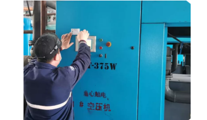 睿寂行空壓機(jī)售后服務(wù)人員現(xiàn)場檢查機(jī)器